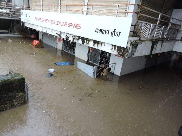  Rainfall in hundreds of houses and shops in Satara! | साताºयातील शेकडो घरे अन् दुकानांमध्ये पावसाचे पाणी!