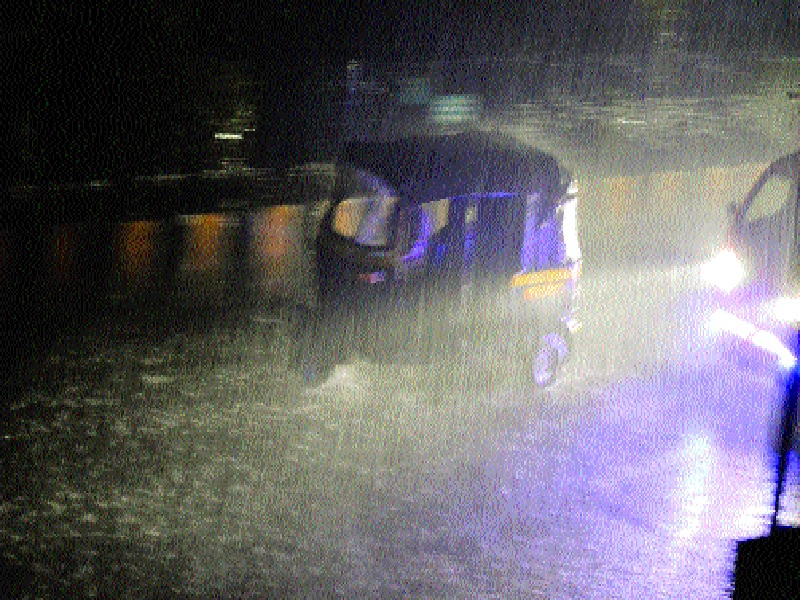 Road raging in the first rain | पहिल्याच पावसात रस्त्यांची दाणादाण