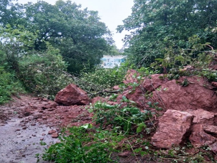 Landslide on Panhala-Pawangad road due to heavy rain, traffic stopped | कोल्हापूर: संततधार पावसामुळे पन्हाळा-पावनगड रस्त्यावर भुस्खलन, वाहतूक ठप्प
