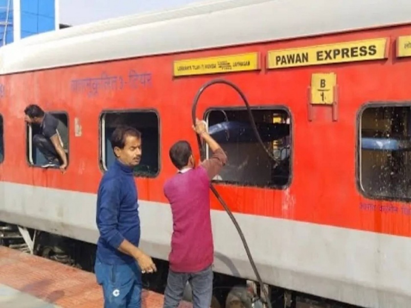 AC coach of Mumbai-bound Pawan Express catches fire at madhubani The passengers were taken out safely by breaking the windows | मुंबईकडे येणाऱ्या पवन एक्सप्रेसच्या एसी डब्याला आग; खिडक्या फोडून प्रवाशांना सुखरूप काढलं बाहेर