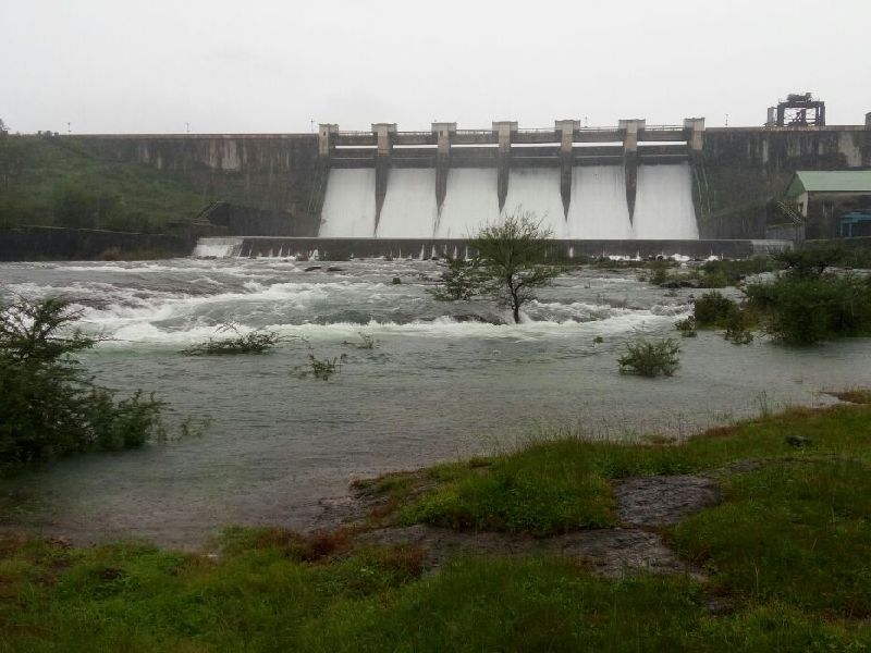 Maval Pawana dam 100 percent full | कोसळत असलेल्या मुसळधार पावसामुळे मावळातील पवना धरण 100 टक्के फुल्ल