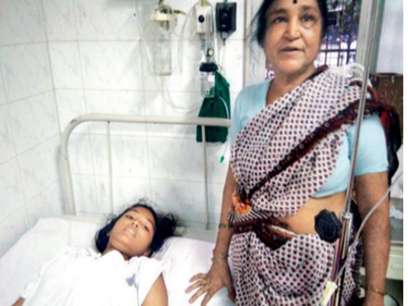 In Mumbai, a woman was beaten by a woman in a moving train due to lewdness; | मुंबईत छेडछाडीच्या भीतीने तरुणीने चालत्या ट्रेनमधील मारली उडी, गँगमनमुळे वाचला जीव