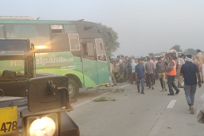 A bus carrying 45 passengers overturned, killing three in accident of aligarh | 45 यात्रेकरुंना घेऊन जाणारी बस उलटली, मुख्यमंत्र्यांनी व्यक्त केला शोक