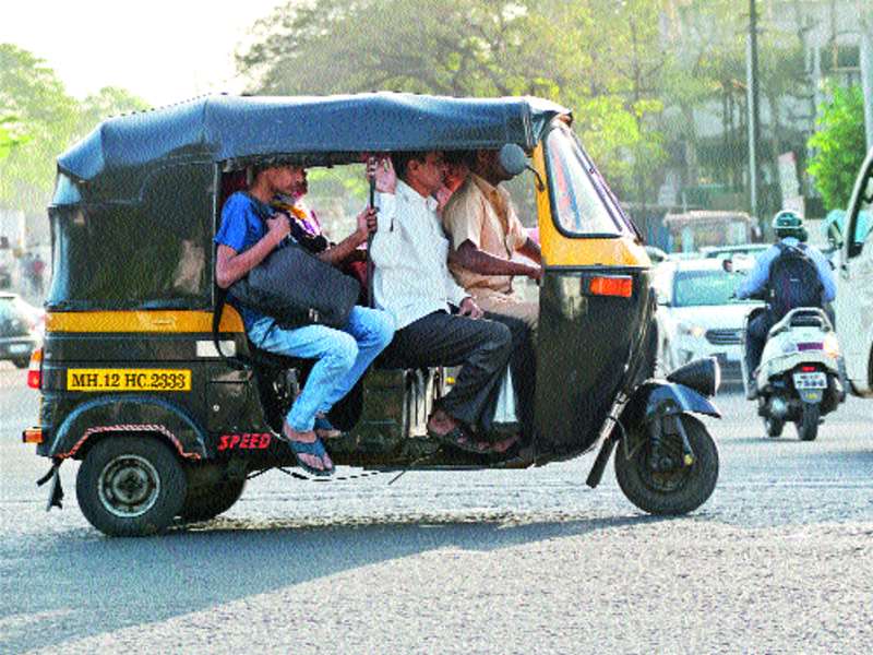 Migrant Poultry Traffic in Rickshaw | रिक्षात प्रवासी कोंबून अवैध वाहतूक