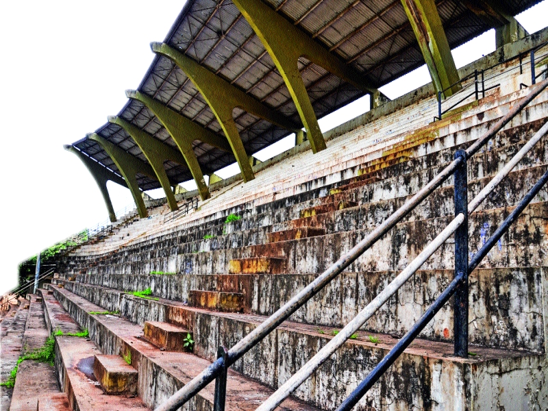 Stadium godown; Chhatla Chiray, Asan system disaster | स्टेडिअमचे झाले गोदाम; छताला चिरे, आसन व्यवस्थेची दुरवस्था