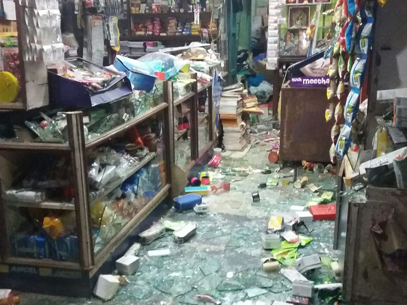 Dehu road market shopkeeper are suffered from weapon boys gang | मोगलाई ! भर बाजारपेठेत सशस्त्र टोळक्याकडून दहशत माजवत अडीच लाखांची लुट  