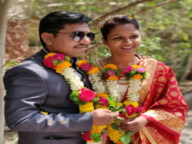 Ideal couple in Pune; Wedding made at just Rs 150 | पुण्यातील जोडप्याचा आदर्श ; अवघ्या १५० रुपयात केले लग्न 