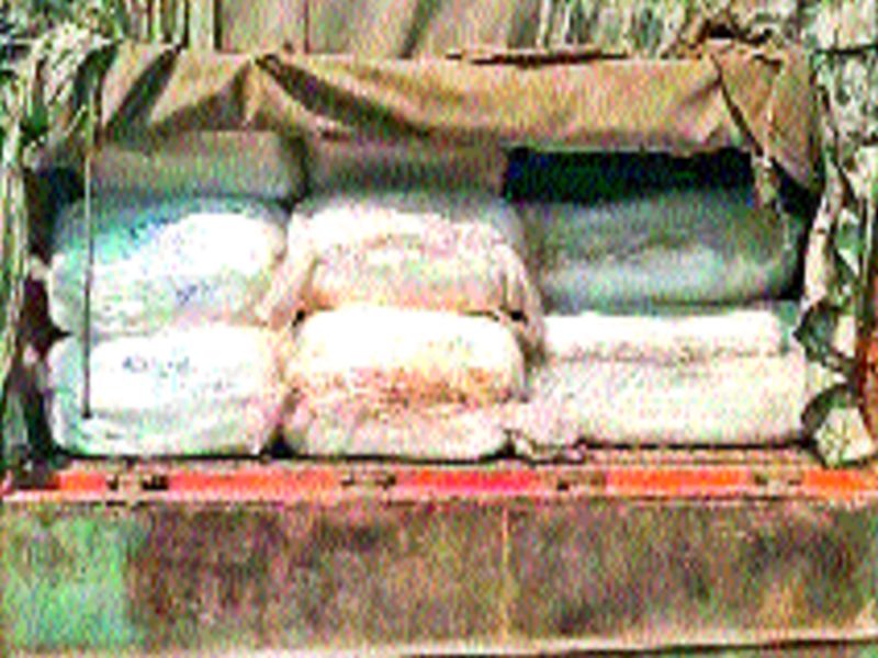30 lakh worth of gutkha seized near Kavadipat | कवडीपाटजवळ ३० लाखांचा गुटखा जप्त, ४१ लाखांचा मुद्देमाल जप्त
