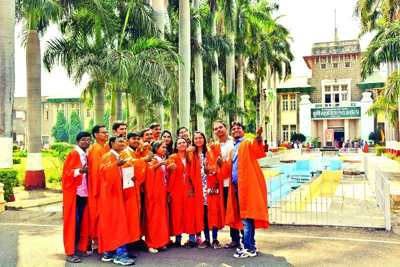 After taking the degree, the students took the darling of Krishi Vidyapeeth | पदवी ग्रहणानंतर विद्यार्थ्यांनी केला कृषी विद्यापीठात जल्लोष
