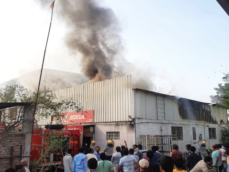 A huge fire at a workshop in a two-wheeler showroom in Kopargaon; No casualties | कोपरगावातील दुचाकीच्या शोरूमधील वर्कशॉपला भीषण आग; जीवितहानी टळली