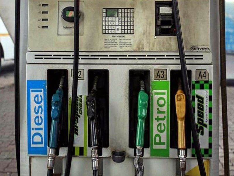 Petrol-diesel consumption fell by 118 crore tonnes | पेट्रोल-डिझेलचा खप 118 कोटी टनांनी घटला; उद्योग, पर्यटन, कॅब वाहतूक घटल्याने फटका