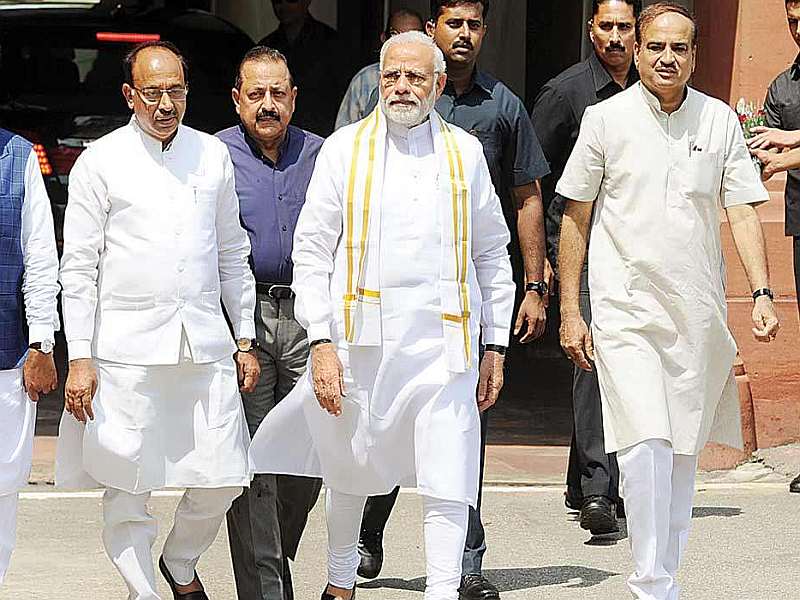 Suggestions for 150km walk to the MPs, Prime Minister Modi's new trics | खासदारांना 150 किमींची पदयात्रा करण्याची सूचना, पंतप्रधान मोदींचा नवा फंडा