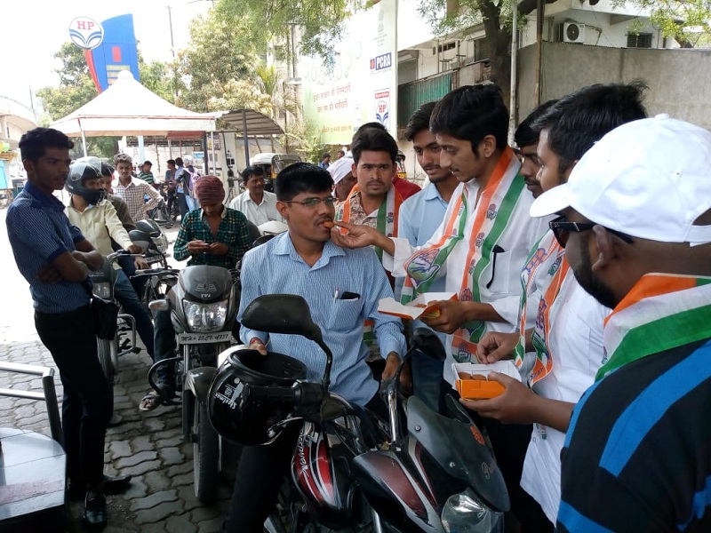 Distributing sweets; NSUI's 'Gandhigiri' on fuel hike | पेट्रोल पंपावर वाटले पेढे; इंधन दरवाढीवर एनएसयुआयची 'गांधीगिरी'