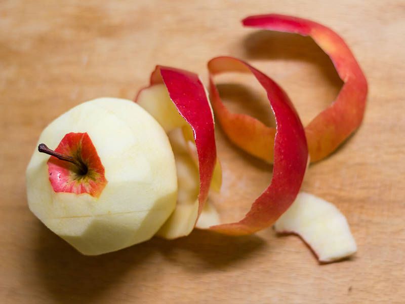 Should you eat apple with or without peel? | सफरचंद सालासकट खावे की खाऊ नये?