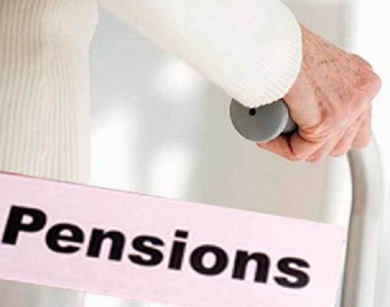 pension of senior citizen stopped due to technical failure in Parbhani district | परभणी जिल्ह्यात तांत्रिक बिघाडामुळे साडेदहा हजार निवृत्तांचे वेतन रखडले