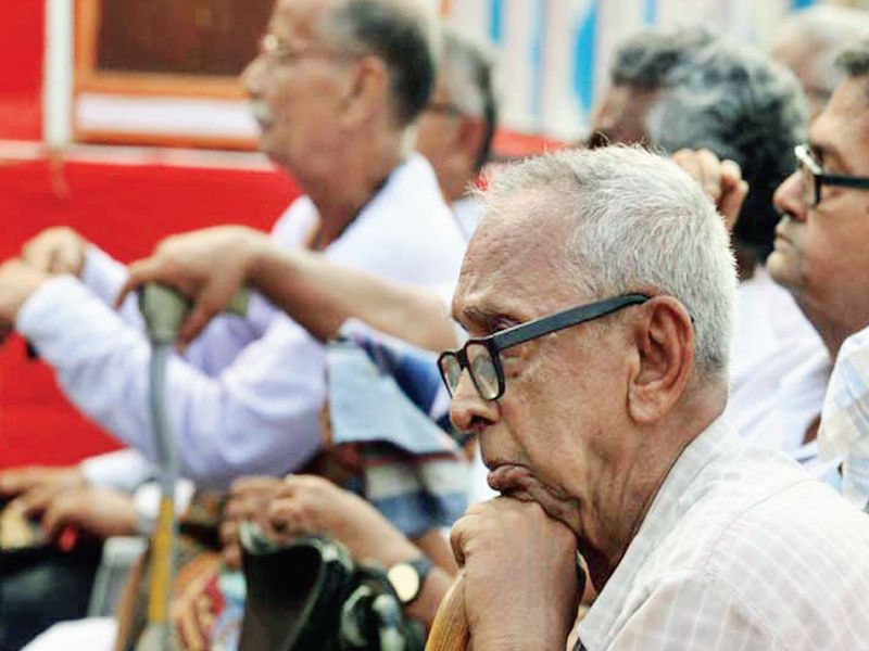 who will give solution to seniors suffering from economic problem | पेन्शनरांच्या हलाखीवर मार्ग कोण काढणार?