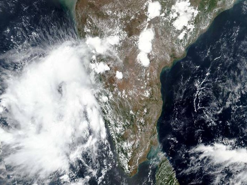 Cyclone Nisarga:The wind speed has increased in many parts of the Konkan coast and the wind is blowing at a speed of 85-95 hours | Cyclone Nisarga: निसर्ग चक्रीवादळाचा वेग वाढला; दोन तास आधीच किनारपट्टीवर धडकण्याची शक्यता