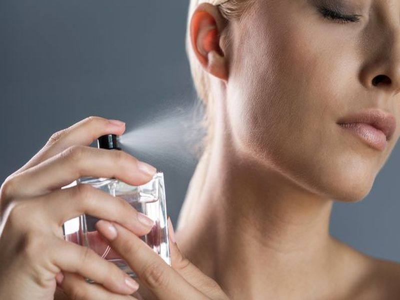 Perfume on these parts of the body may be risky | शरीराच्या 'या' भागांवर परफ्यूम लावणे ठरू शकतं घातक!