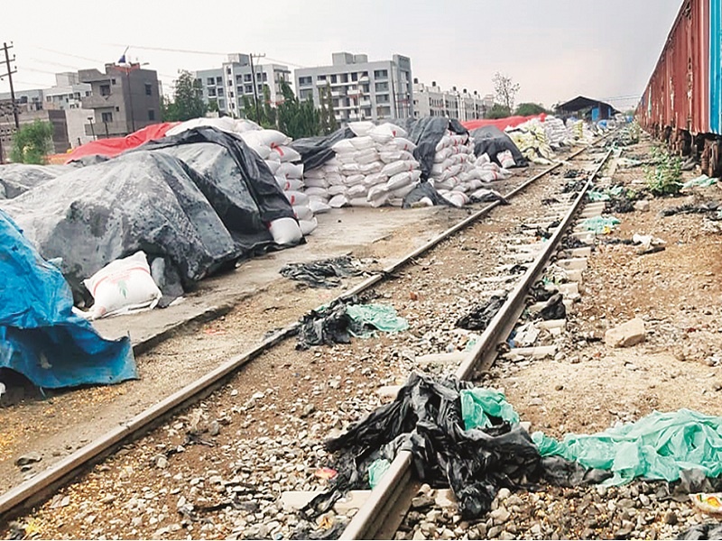fertilizers hundreds of sacks drenched on railway station of Aurangabad | रेल्वे मालधक्क्यावर भिजली खताची शेकडो पोती