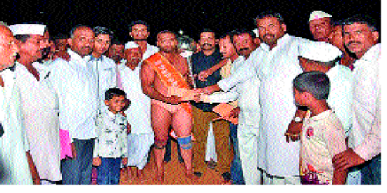 Vivek Naalik wins in Peth's wrestling field: Ashu has been shown to Shahu Patil | पेठच्या कुस्ती मैदानात विवेक नायकल विजयी- : शाहू पाटीलला दाखविले अस्मान