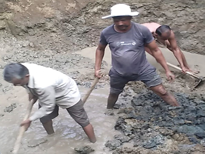 The villagers of Peth assembled to dig the well | पेठ गावचे ग्रामस्थ विहीर खोदण्यासाठी एकवटले