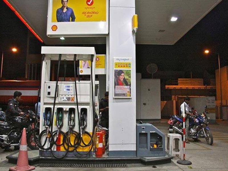 Do not disturb the supply of petrol the district collector instructed the police the supply will be smooth throughout the day | Pune: पेट्रोल पुरवठ्यात बाधा नको, जिल्हाधिकाऱ्यांचे पोलिसांना निर्देश, दिवसभर पुरवठा सुरळीत