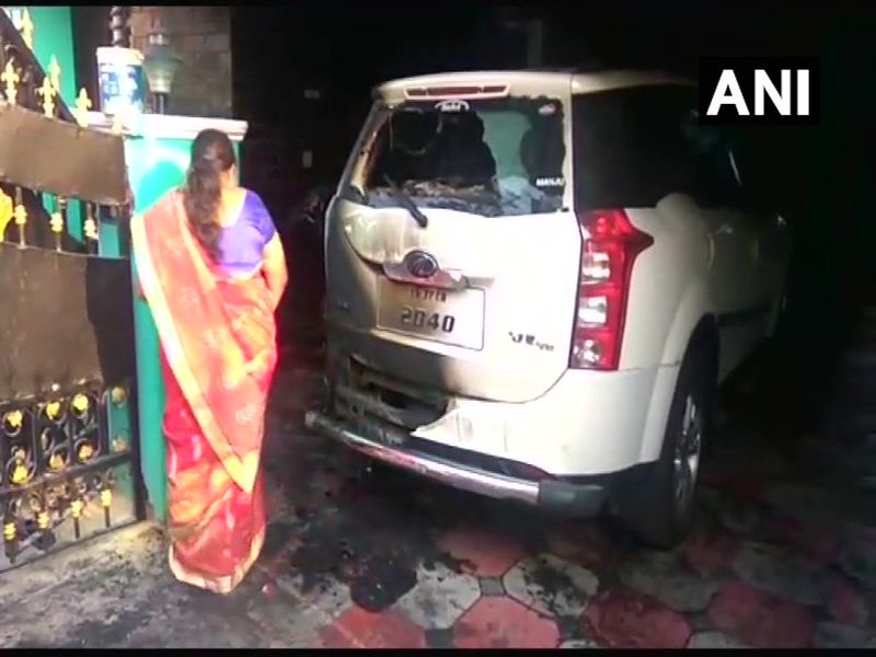 Tamil Nadu: A petrol bomb was hurled at the car of BJP district secretary in Coimbatore | भाजपा जिल्हा सचिवाच्या कारवर पेट्रोल बॉम्बचा हल्ला 