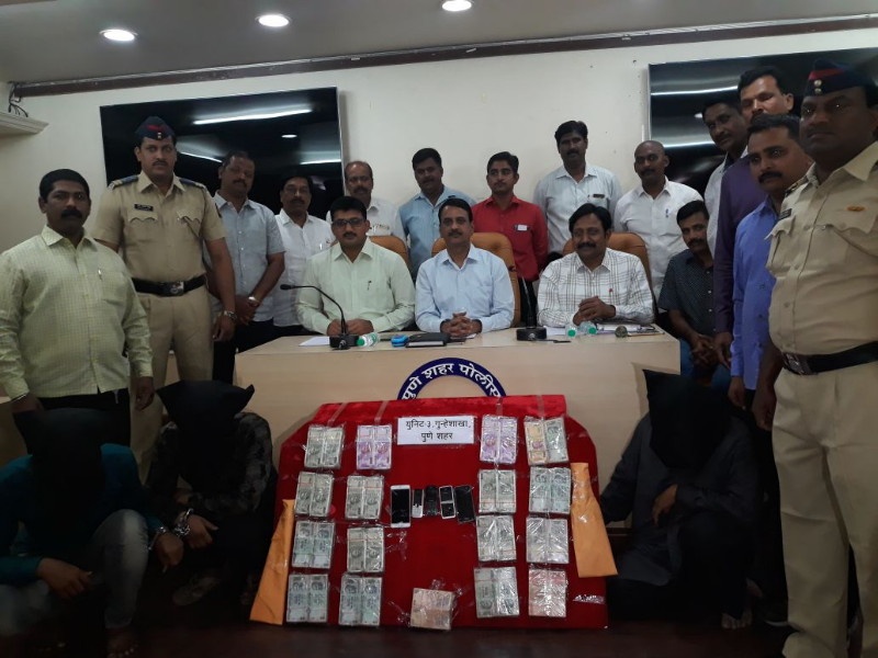 Films style five robbery criminals arrested : 24 lakhs cash collected | फिल्मी स्टाईलने दरोडा टाकणारे पाच जण जेरबंद : २४ लाख हस्तगत
