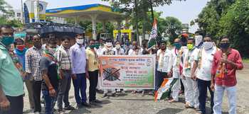 Protest against petrol and diesel price hike in Nagpur | नागपुरात पेट्रोल डिझेलच्या दरवाढीविरोधात आंदोलन