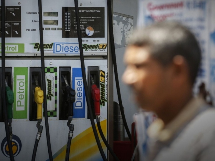 Karnataka has cheaper petrol diesel than Maharashtra Sales of border pump operators less | कर्नाटकात महाराष्ट्रापेक्षा स्वस्त पेट्रोल-डिझेल; सीमाभागातील पंप चालकांची विक्री ठप्प