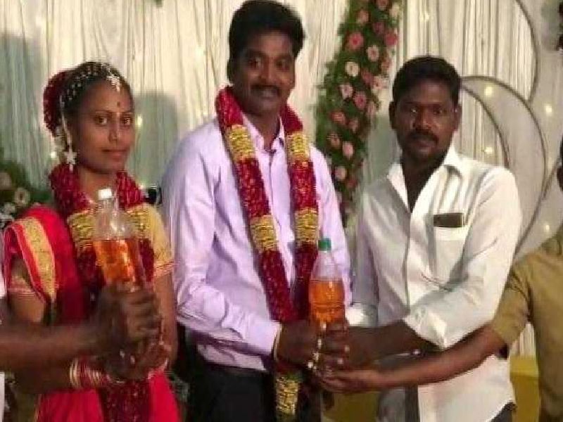 Tamil Nadu groom gets five litres petrol as wedding gift | Fuel Hike : मित्रांनी नवरदेवाला दिलं एवढं 'महागडं' गिफ्ट