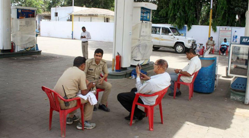 Looti Shivarra petrol pumps looted four and a half million rupees | लांबोटी शिवारातील पेट्रोल पंपावर साडेचार लाख रुपये लुटले
