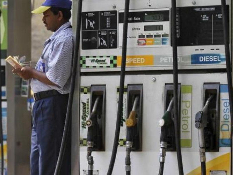 Petrol diesel prices go up by Rs 15 in a year 20 percent hike in 365 days amp | पेट्रोल-डिझेलच्या दरांमध्ये वर्षभरात १५ रुपयांचा भडका; ३६५ दिवसांत २०% भाववाढ