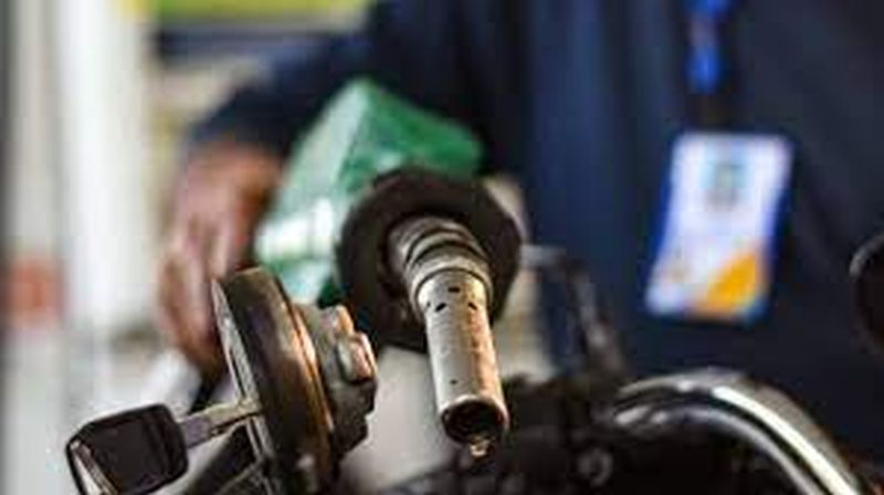 Rate of Petrol Rs 108 per liter in Washim! | पेट्रोलचा पुन्हा भडका; वाशिमात १०८ रुपये प्रती लिटरचा दर!