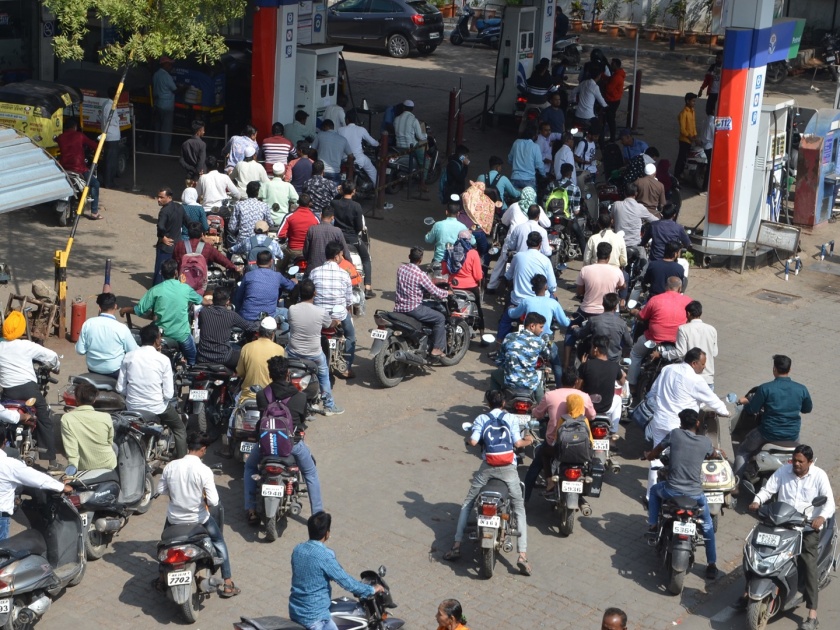 Queue of motorists at petrol pumps in Chhatrapati Sambhajinagar due to rumours | सोशल मीडियातून अफवा अन् छत्रपती संभाजीनगरात पुन्हा पेट्रोल पंपावर लांबच लांब रांगा