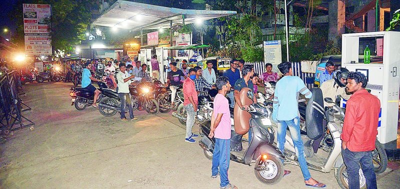 Petrol pumps to continue daily: Crowd swirl at night due to Rumors | पेट्रोल पंप दररोज सुरू राहणार : अफवांनी उसळली रात्री गर्दी