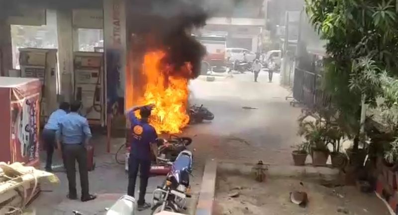 Due to Speaking on mobile, a fire broke out on the petrol pump in Nagpur | मोबाईलवर बोलताना नागपुरात पेट्रोल पंपावर लागली आग