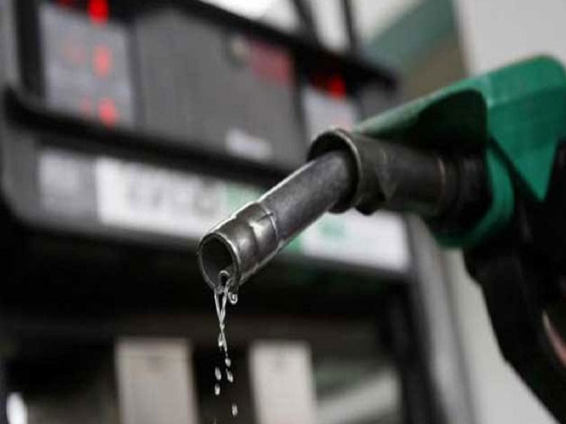 Due to cheaper Fuel in Karnataka, time to shut down pumps in border areas of the maharahstra | कर्नाटकातील इंधन स्वस्ताई, राज्यातील सीमावर्ती भागातील पंपांना टाळे लागण्याची वेळ