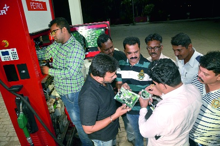  Matoshree has revealed adulteration in the petrol pump - Vijay Kalam: | मातोश्री पेट्रोलपंपात भेसळ झाल्याचे स्पष्ट-- विजय काळम :