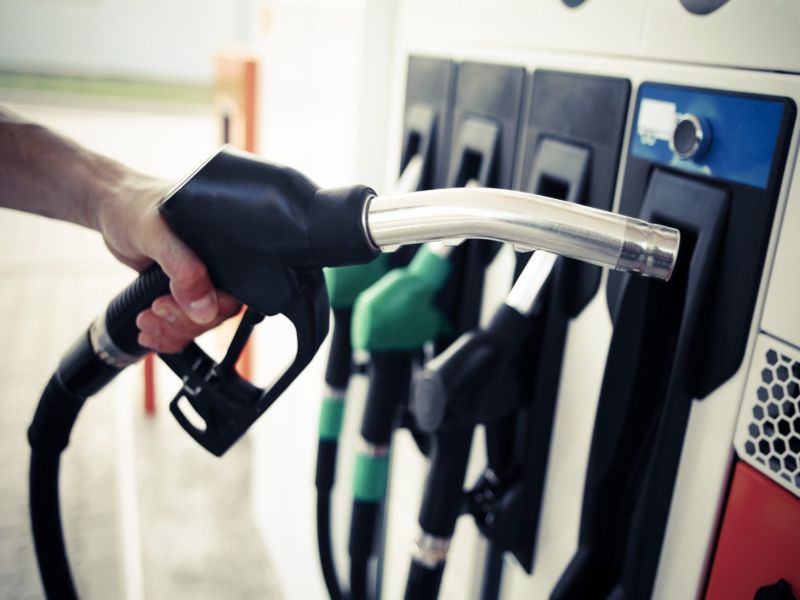 Today's Fuel Price Rises in the price of petrol | Today's Fuel Price : इंधन दरवाढ सुरूच! सर्वसामान्यांच्या खिशावर दरवाढीचा भार; पेट्रोल 80 पार