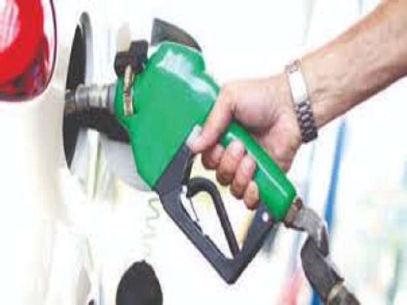 Time limit for petrol pumps in city The number of vehicles on the road decreased | नगरमध्ये पेट्रोलपंपांना आता ‘टाईम लिमीट’; रस्त्यावर वाहनांची संख्या घटली