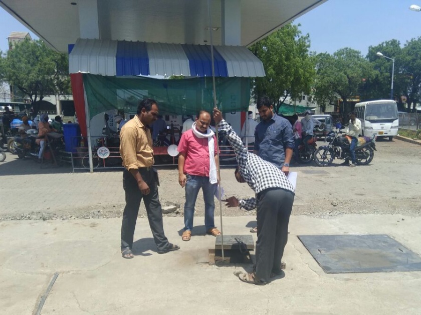 Petrol pump inspection by Tahsil administration at Malegaon! | मालेगाव येथे तहसिल प्रशासनाकडून पेट्रोलपंपांची तपासणी!