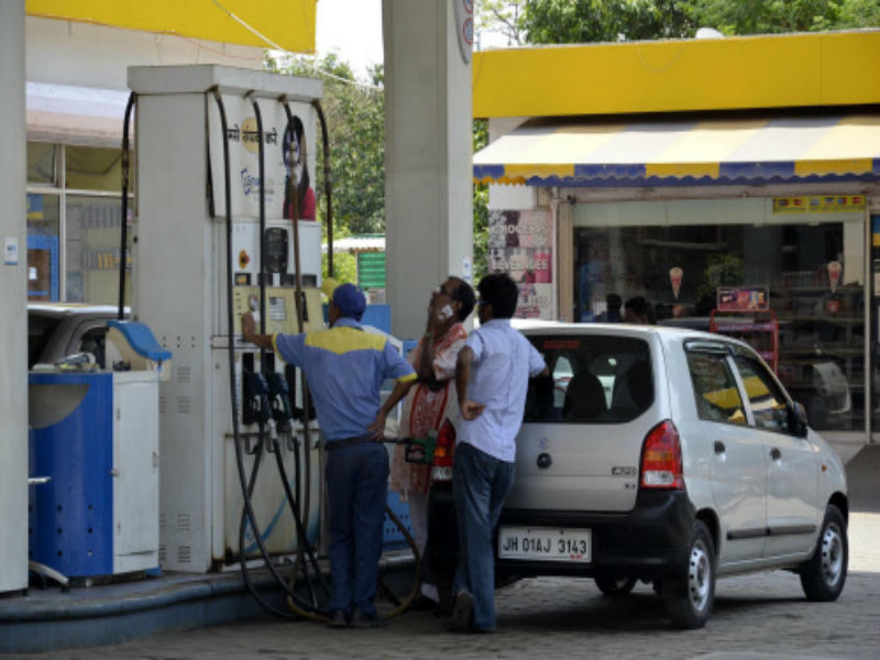 Petrol prices hit the common man: Nandurbar | बदलत्या पेट्रोल दरांनी सर्वसामान्यांना फटका : नंदुरबार