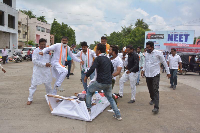 Youth Congress demolishes symbolic petrol pumps | युवक काॅंग्रेसने केली प्रतिकात्मक पेट्राेलपंपांची ताेडफाेड