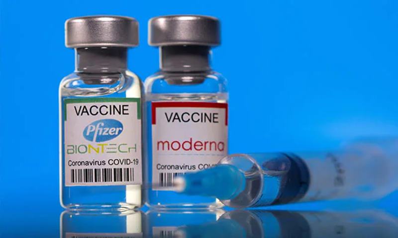 US Pfizer and Moderna vaccine effective, corona risk reduced by 90% | अमेरिकेची फायजर अन् मॉडर्ना लस प्रभावी, कोरोनाचा धोका 90 टक्के कमी
