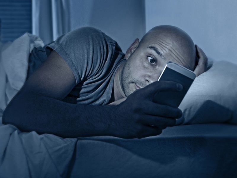 Side effects of using smartphone at night | झोपण्यापूर्वी मोबाईल चेक करत असाल तर जाणून घ्या या गोष्टी!