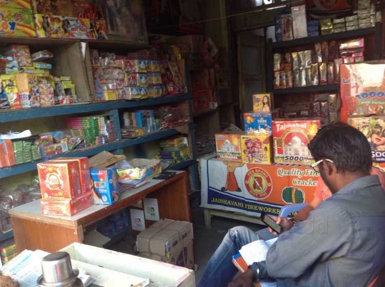 Before Diwali, crackers broke | दिवाळीपूर्वीच फटाके फुटले