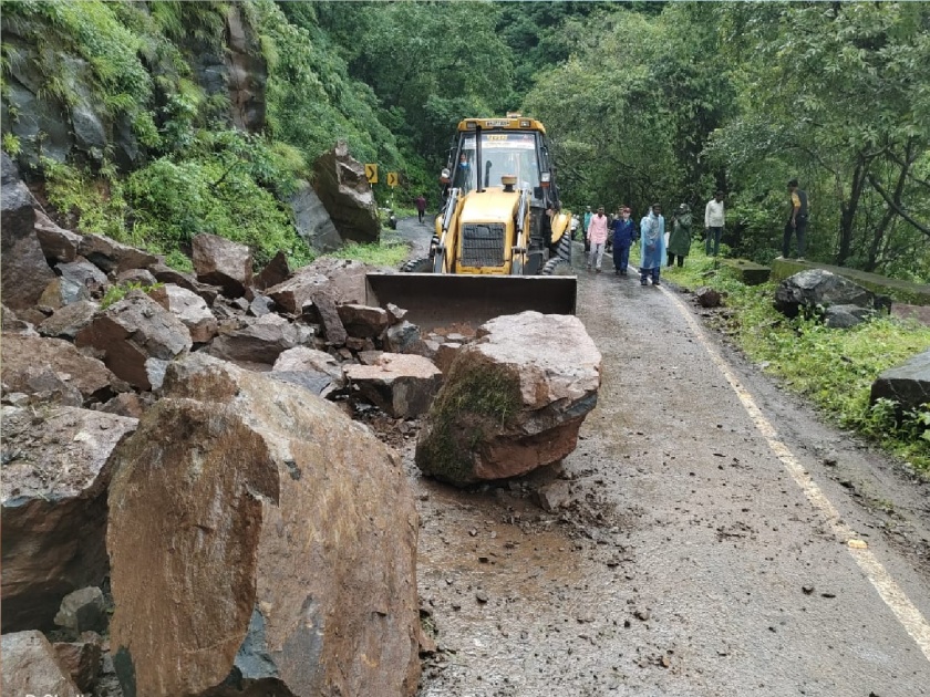 The landslides in Fondaghat has been removed, Traffic started | Sindhudurg: फोंडाघाटात कोसळलेली दरड हटवली, वाहतूक सुरळीत