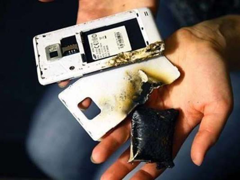 Avoid these things or else your smartphones will blast | 'या' कारणांमुळे फुटतो फोन, चुकूनही करु नका ही कामे!
