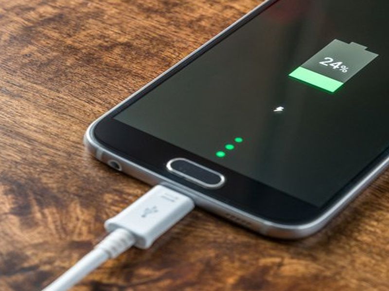 Many rumors about smart phone charging; Read whats the truth ... | स्मार्ट फोन चार्जिंगबाबत अनेक अफवा; वाचा काय खरे...